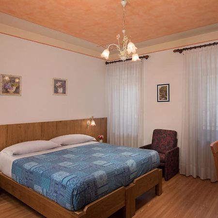 אלגה Hotel Centrale מראה חיצוני תמונה